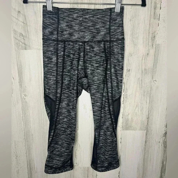 Lululemon Drop it like it’s hot crop capri leggings black and white size 2 - Picture 2 of 6